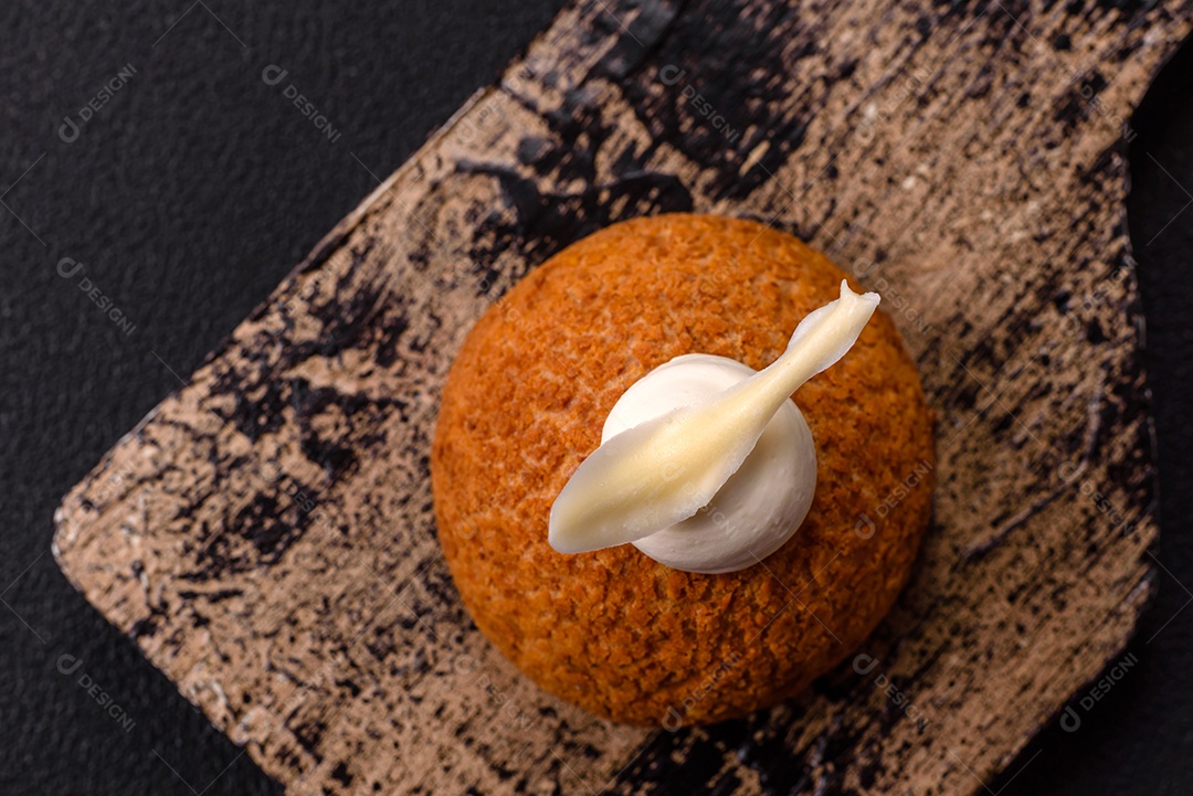 A imagem mostra um bolo ou doce que se assemelha a um Shu Cake ou Choux Pastry