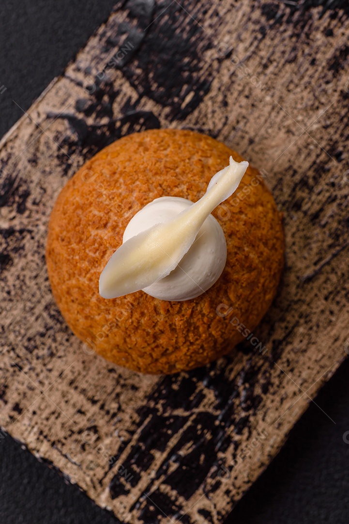 A imagem mostra um bolo ou doce que se assemelha a um Shu Cake ou Choux Pastry