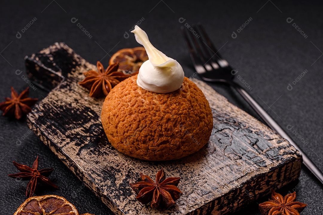 A imagem mostra um bolo ou doce que se assemelha a um Shu Cake ou Choux Pastry