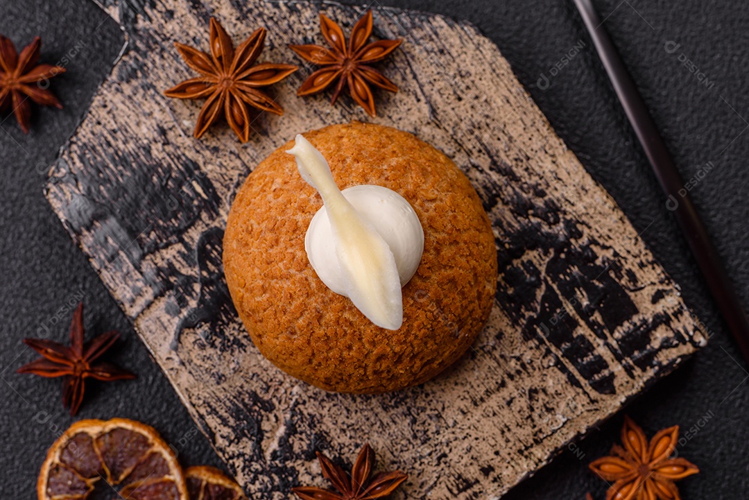 A imagem mostra um bolo ou doce que se assemelha a um Shu Cake ou Choux Pastry