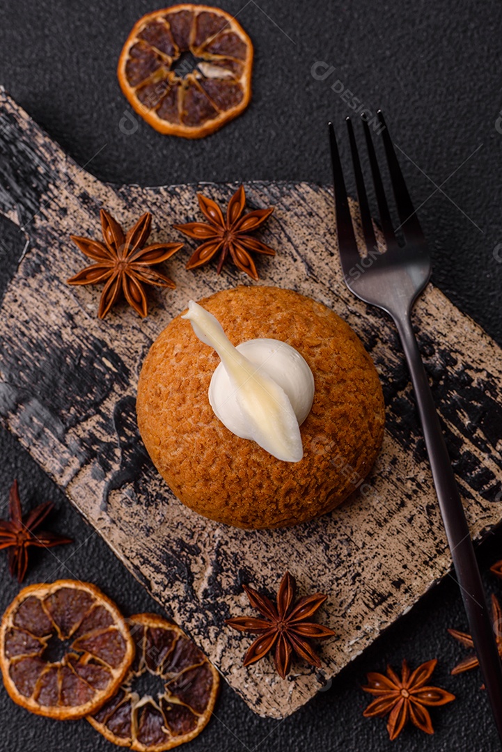 A imagem mostra um bolo ou doce que se assemelha a um Shu Cake ou Choux Pastry