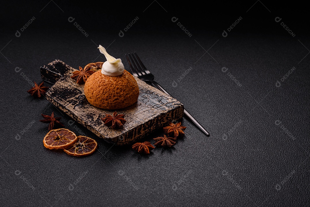 A imagem mostra um bolo ou doce que se assemelha a um Shu Cake ou Choux Pastry