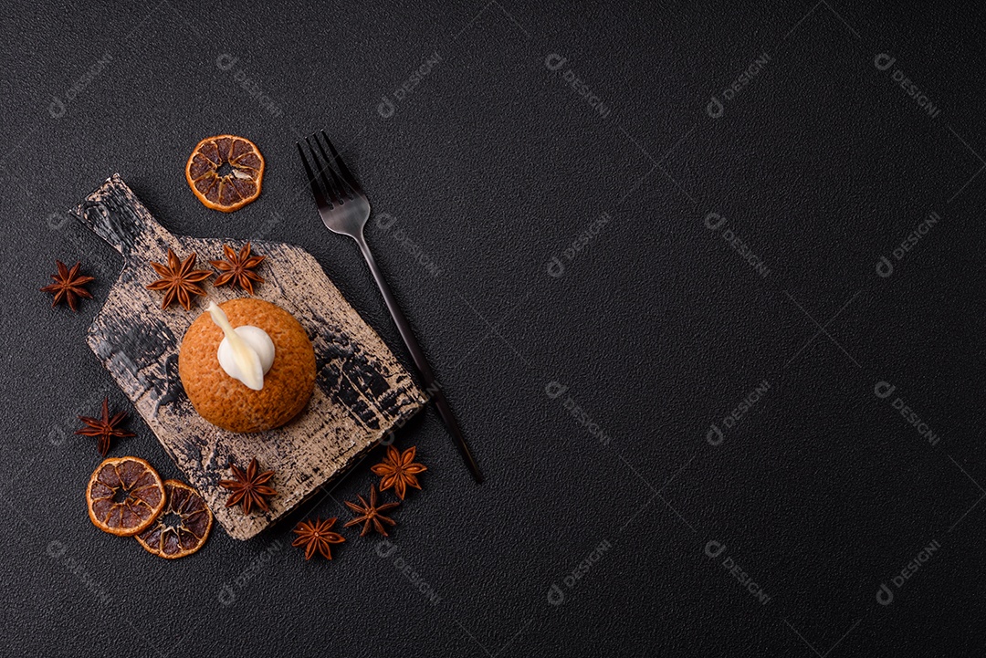 A imagem mostra um bolo ou doce que se assemelha a um Shu Cake ou Choux Pastry