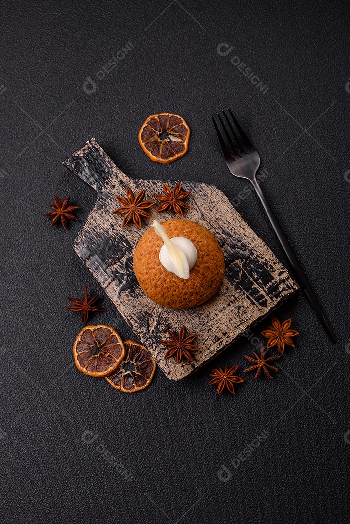 A imagem mostra um bolo ou doce que se assemelha a um Shu Cake ou Choux Pastry