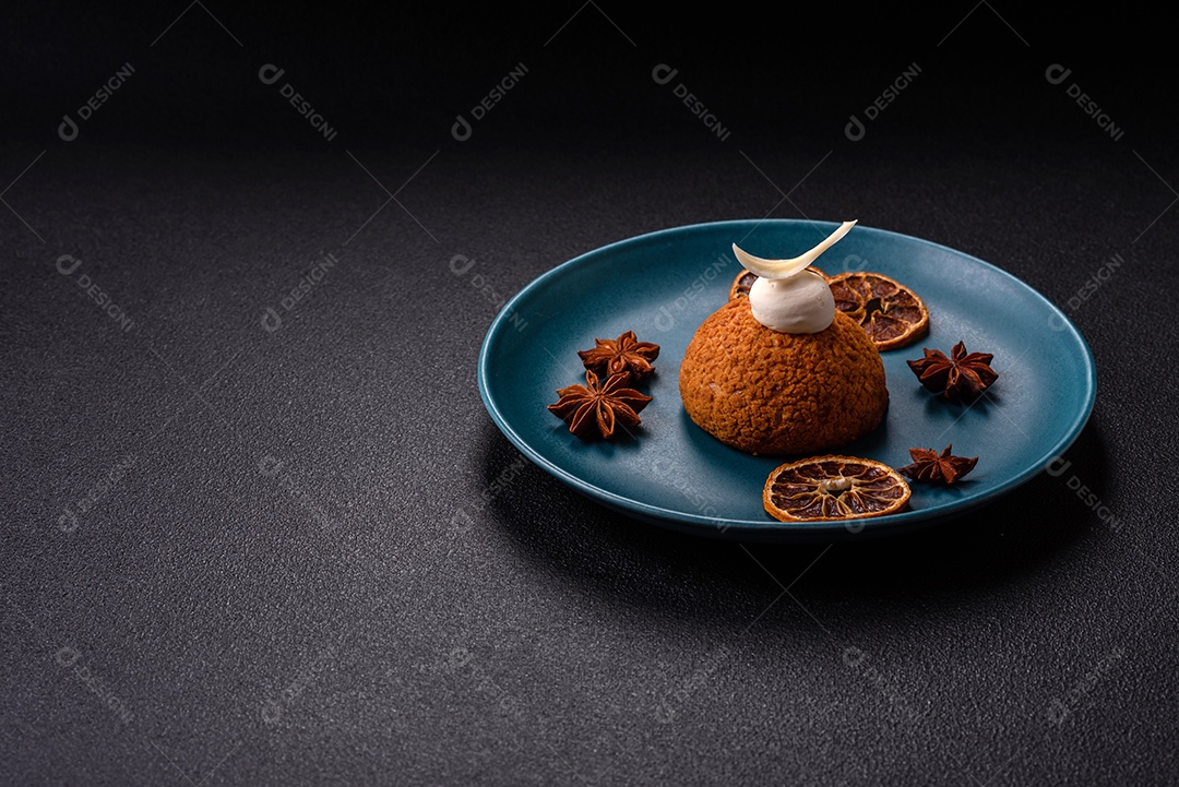 A imagem mostra um bolo ou doce que se assemelha a um Shu Cake ou Choux Pastry