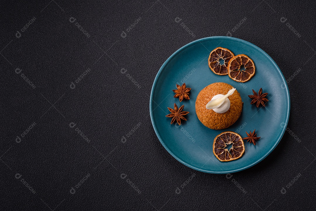 A imagem mostra um bolo ou doce que se assemelha a um Shu Cake ou Choux Pastry