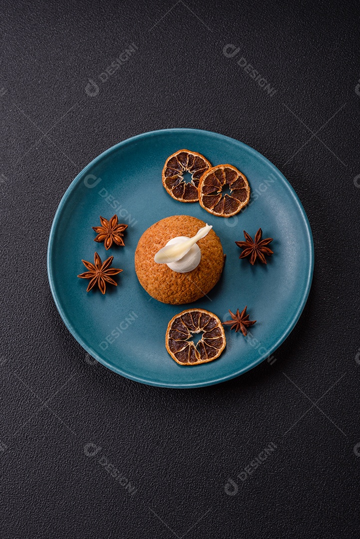 A imagem mostra um bolo ou doce que se assemelha a um Shu Cake ou Choux Pastry