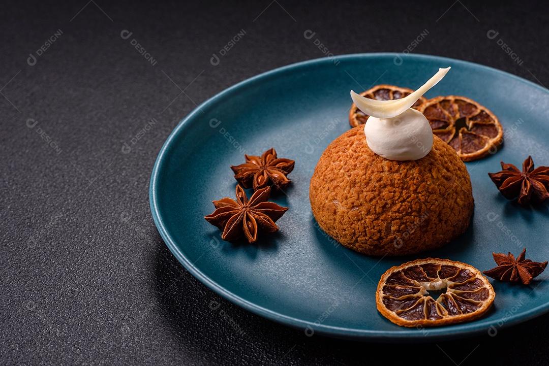 A imagem mostra um bolo ou doce que se assemelha a um Shu Cake ou Choux Pastry