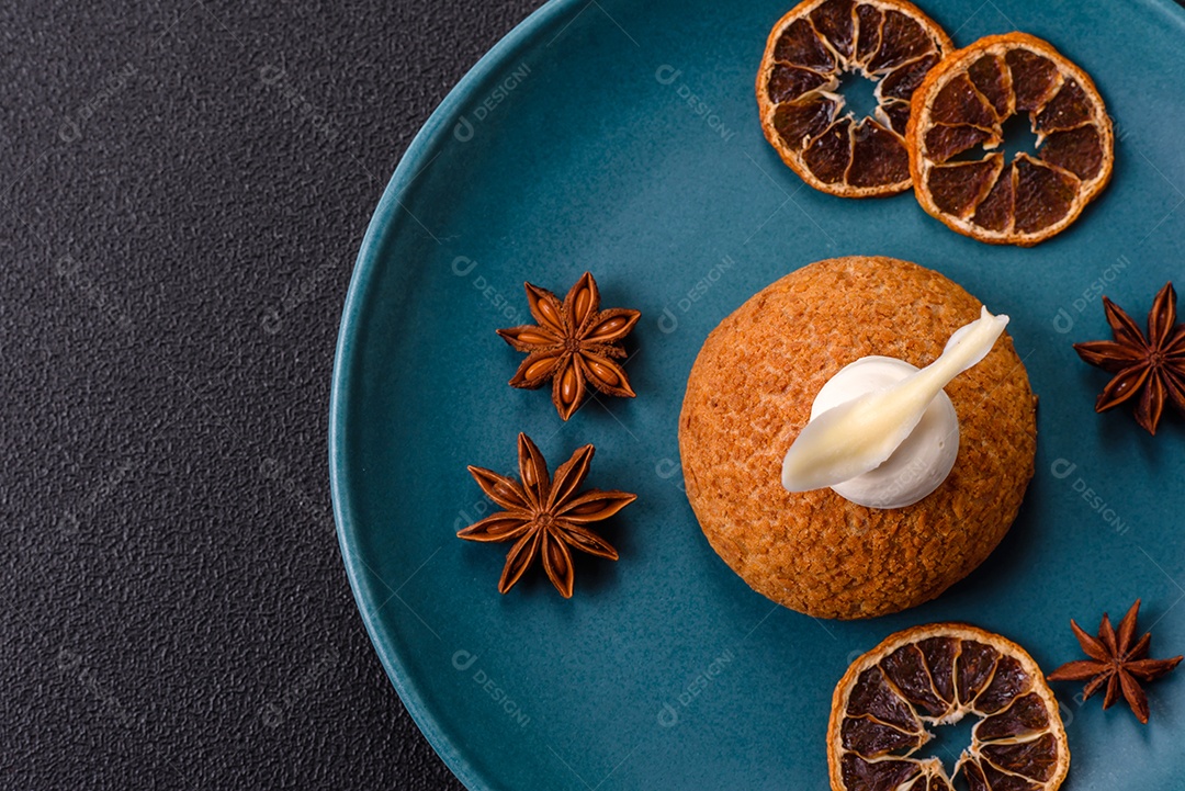 A imagem mostra um bolo ou doce que se assemelha a um Shu Cake ou Choux Pastry