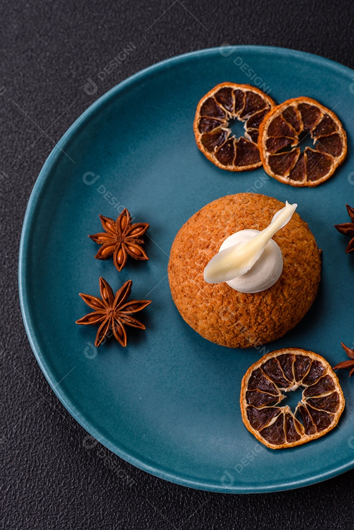 A imagem mostra um bolo ou doce que se assemelha a um Shu Cake ou Choux Pastry