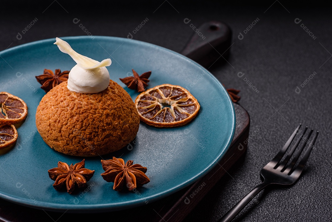 A imagem mostra um bolo ou doce que se assemelha a um Shu Cake ou Choux Pastry