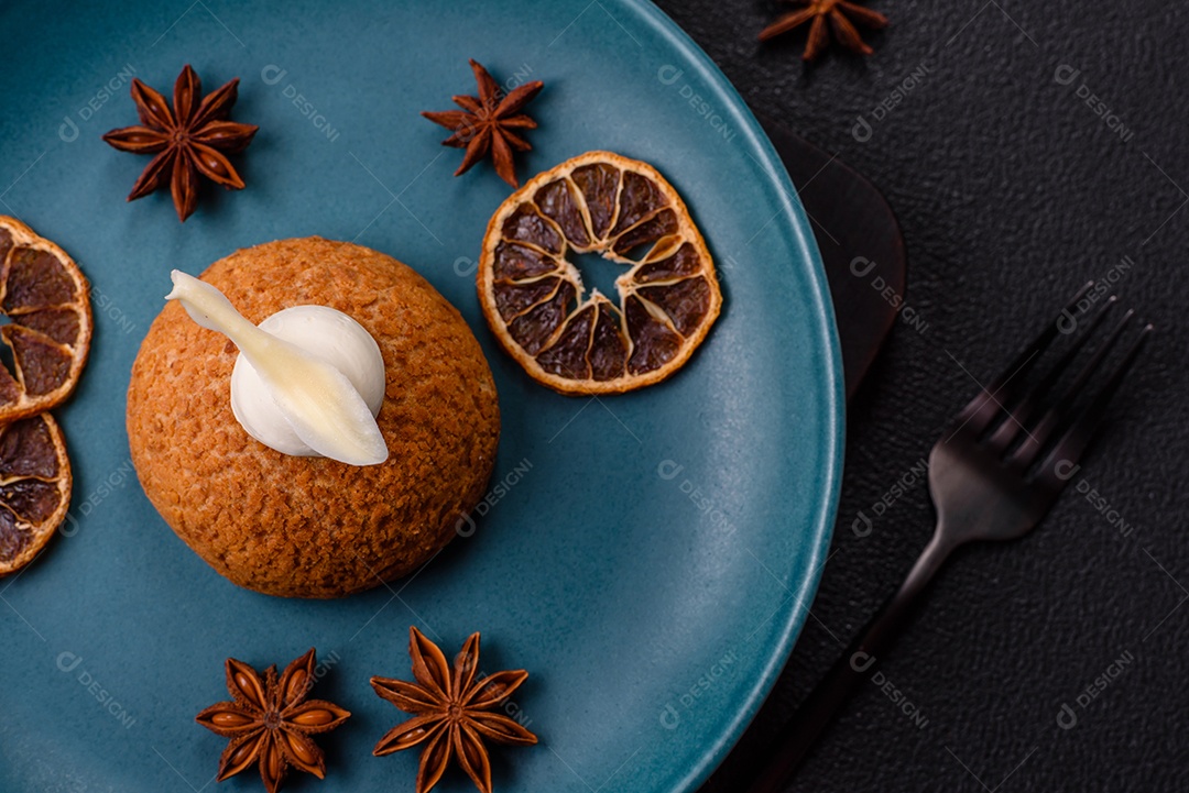 A imagem mostra um bolo ou doce que se assemelha a um Shu Cake ou Choux Pastry