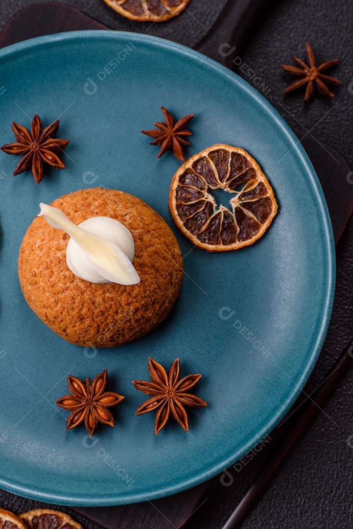 A imagem mostra um bolo ou doce que se assemelha a um Shu Cake ou Choux Pastry