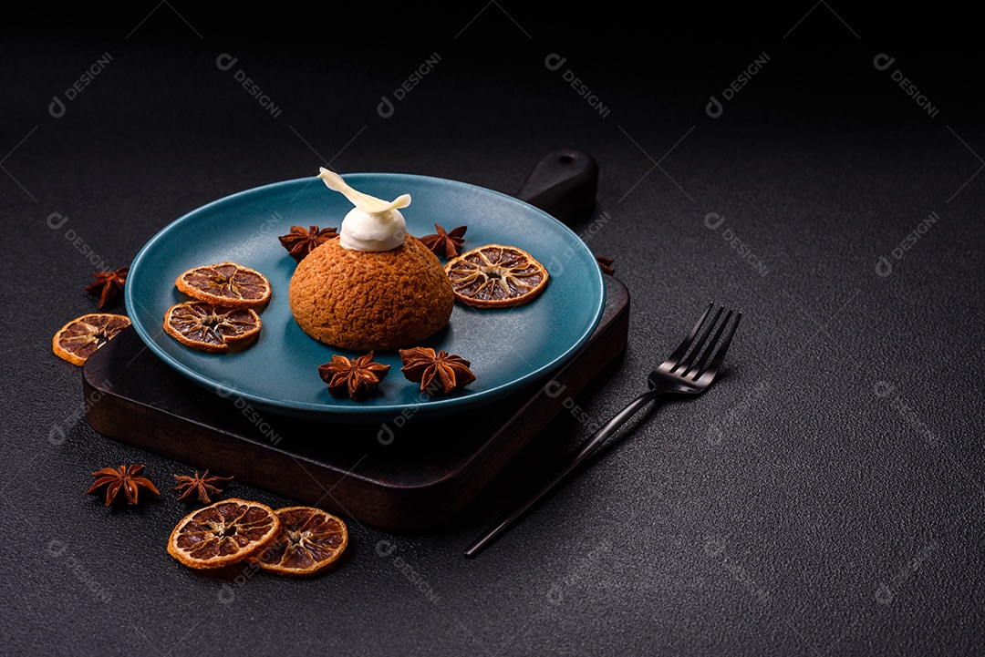 A imagem mostra um bolo ou doce que se assemelha a um Shu Cake ou Choux Pastry