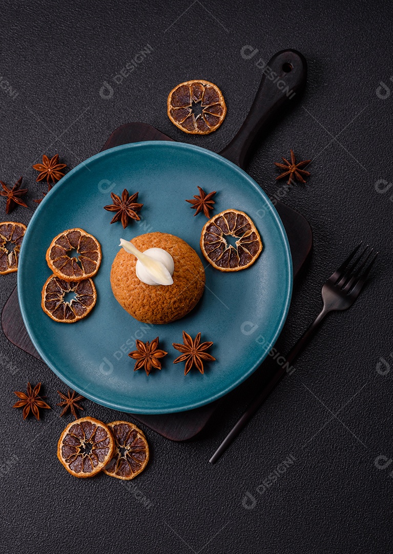 A imagem mostra um bolo ou doce que se assemelha a um Shu Cake ou Choux Pastry