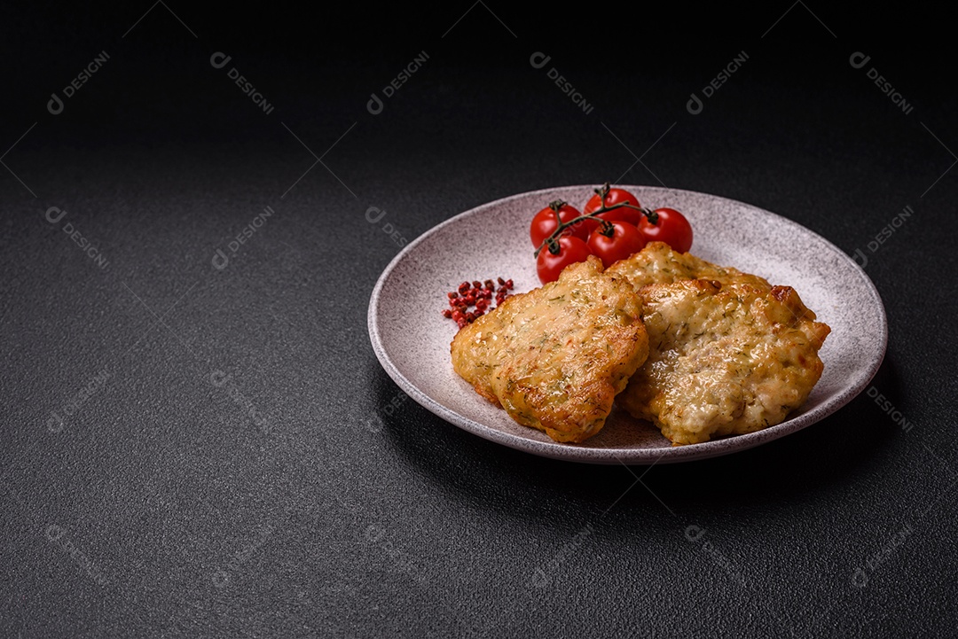 A imagem mostra dois bolinhos de carne fritos, acompanhados de um molho vermelho