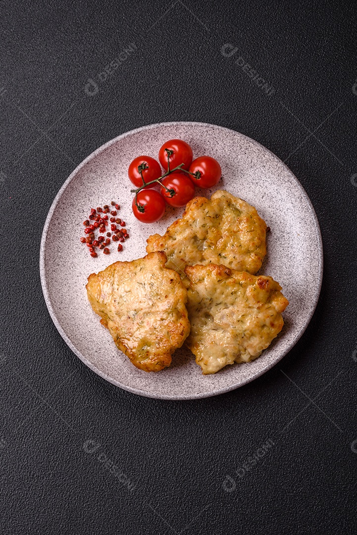 A imagem mostra dois bolinhos de carne fritos, acompanhados de um molho vermelho