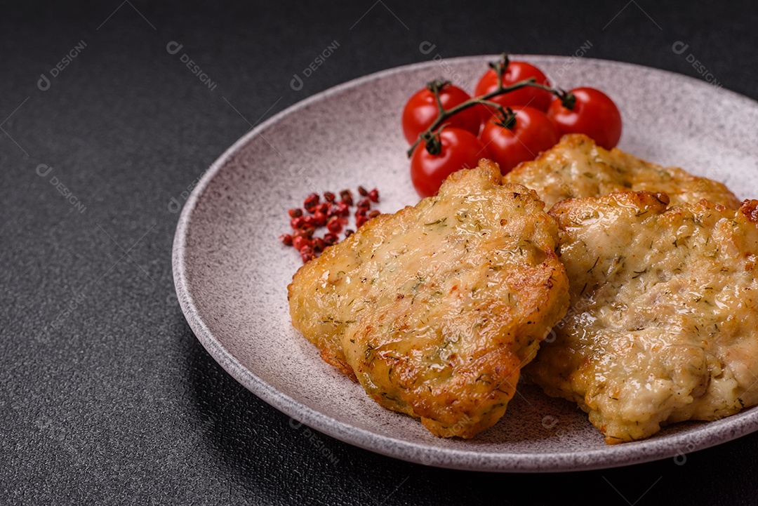A imagem mostra dois bolinhos de carne fritos, acompanhados de um molho vermelho