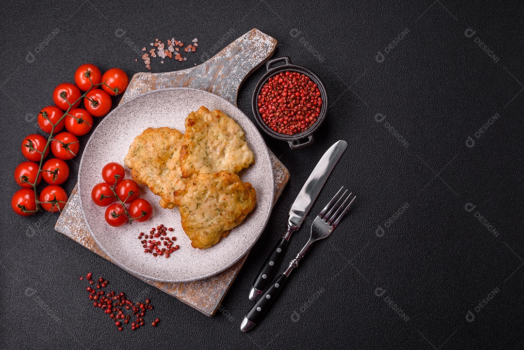 A imagem mostra dois bolinhos de carne fritos, acompanhados de um molho vermelho