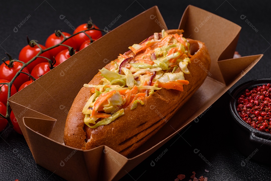 A imagem mostra um cachorro-quente, um prato popular feito com pão e salsicha.