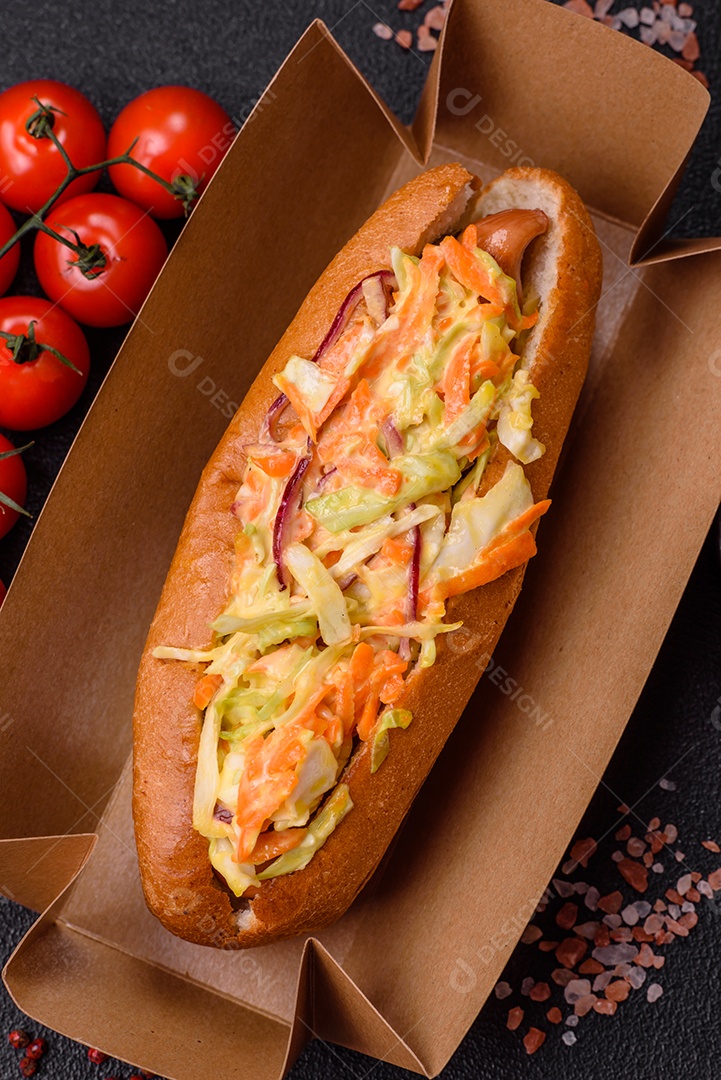 A imagem mostra um cachorro-quente, um prato popular feito com pão e salsicha.