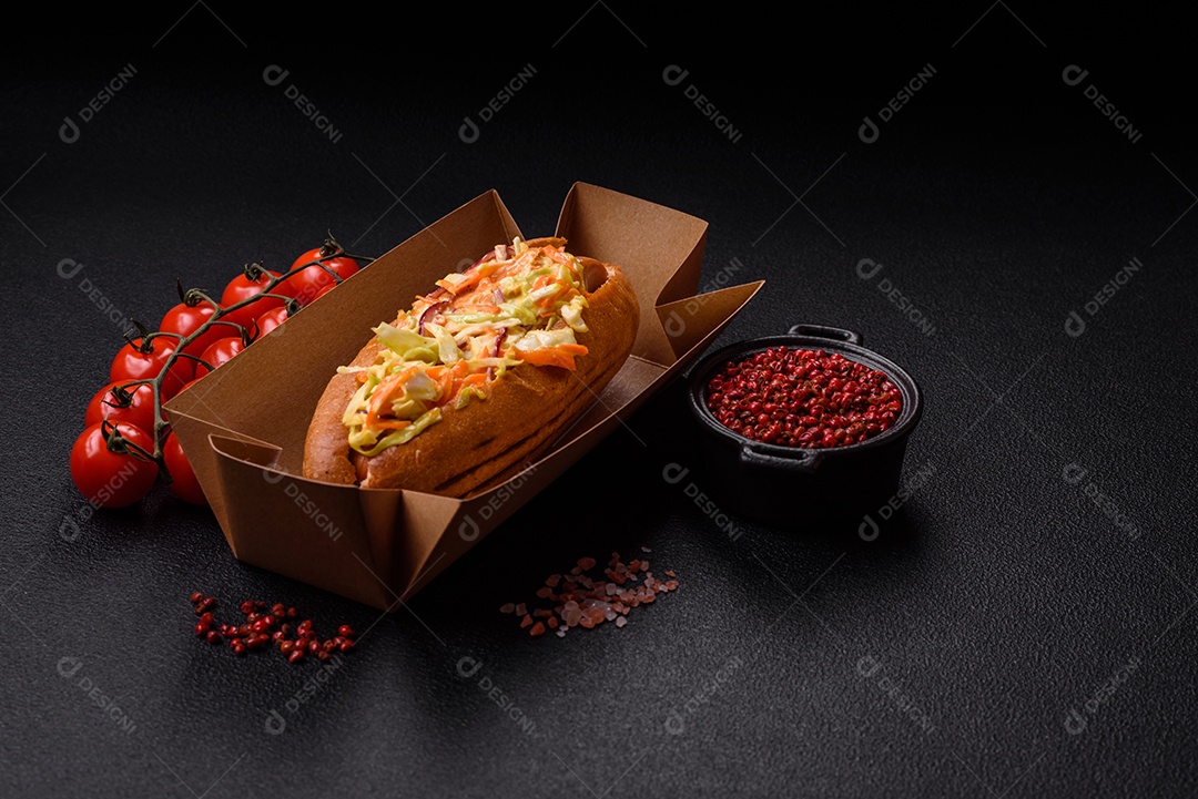 A imagem mostra um cachorro-quente, um prato popular feito com pão e salsicha.