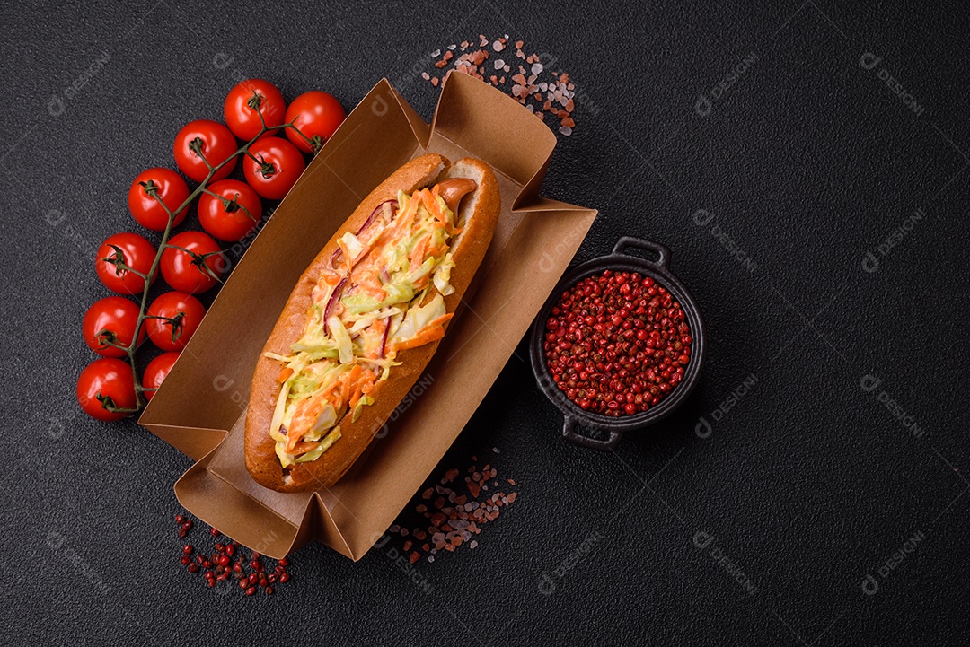 A imagem mostra um cachorro-quente, um prato popular feito com pão e salsicha.