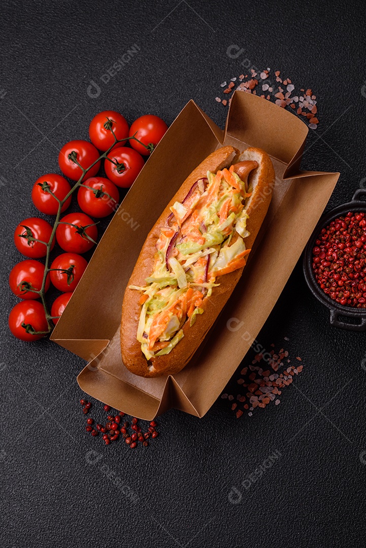 A imagem mostra um cachorro-quente, um prato popular feito com pão e salsicha.