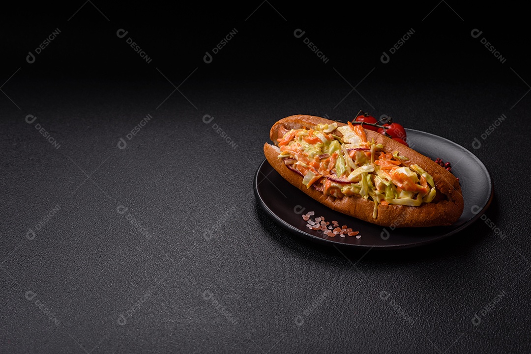 A imagem mostra um cachorro-quente, um prato popular feito com pão e salsicha.