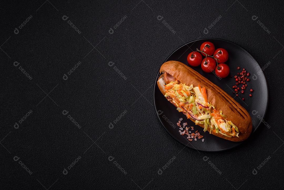 A imagem mostra um cachorro-quente, um prato popular feito com pão e salsicha.