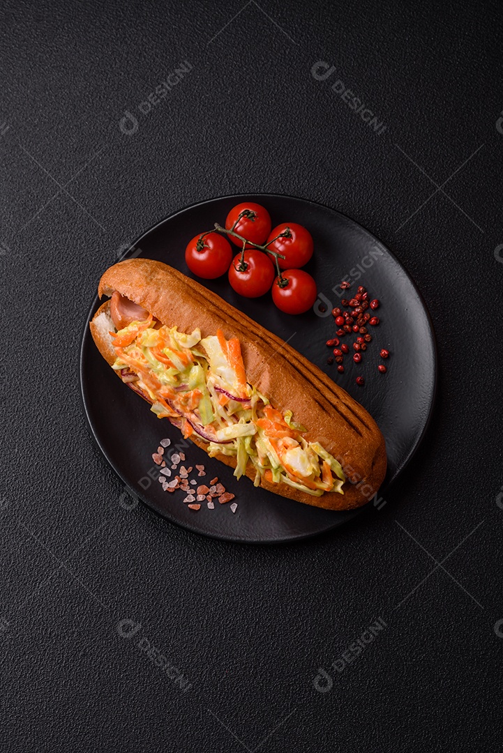 A imagem mostra um cachorro-quente, um prato popular feito com pão e salsicha.