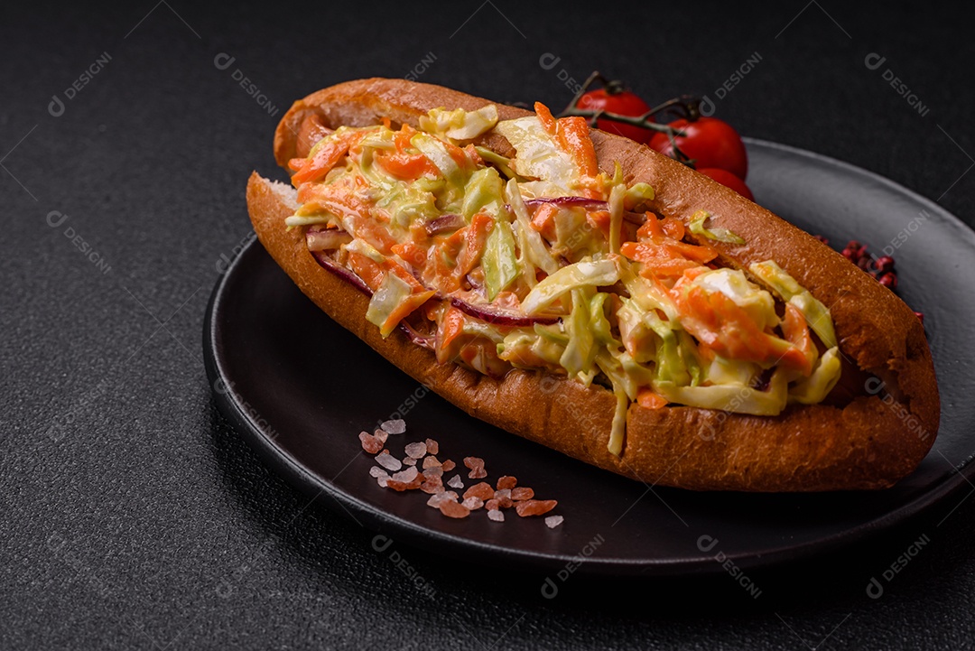 A imagem mostra um cachorro-quente, um prato popular feito com pão e salsicha.