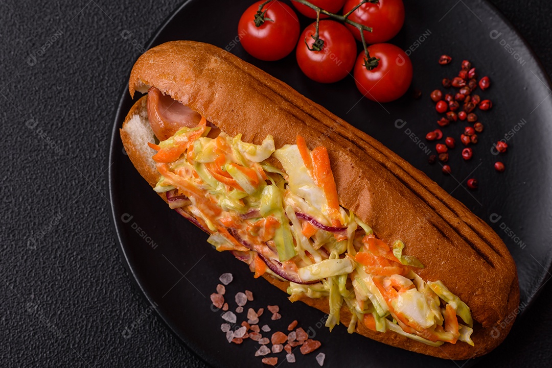 A imagem mostra um cachorro-quente, um prato popular feito com pão e salsicha.