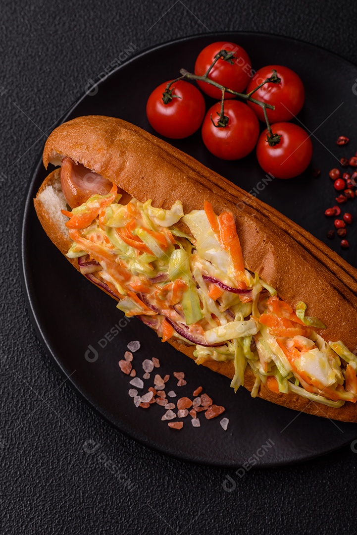 A imagem mostra um cachorro-quente, um prato popular feito com pão e salsicha.