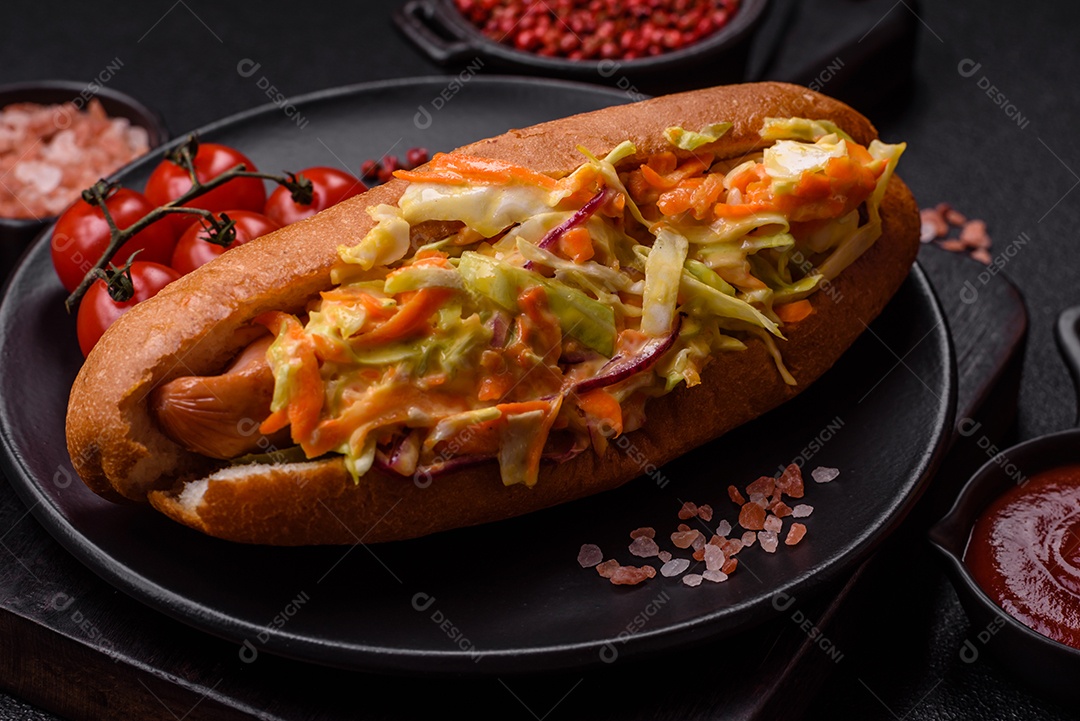 A imagem mostra um cachorro-quente, um prato popular feito com pão e salsicha.