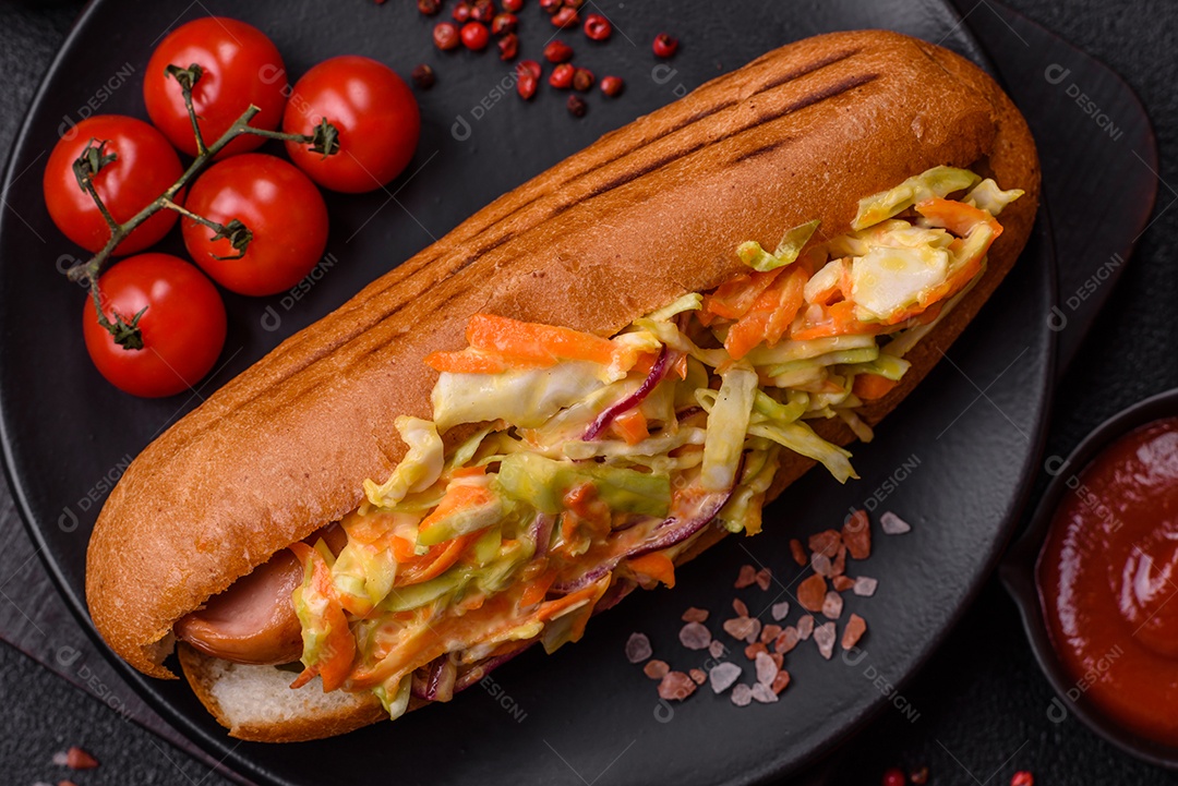 A imagem mostra um cachorro-quente, um prato popular feito com pão e salsicha.