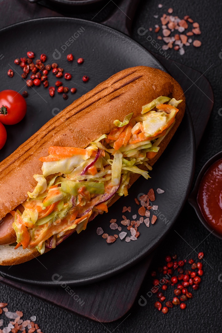 A imagem mostra um cachorro-quente, um prato popular feito com pão e salsicha.