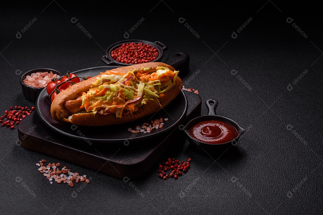 A imagem mostra um cachorro-quente, um prato popular feito com pão e salsicha.