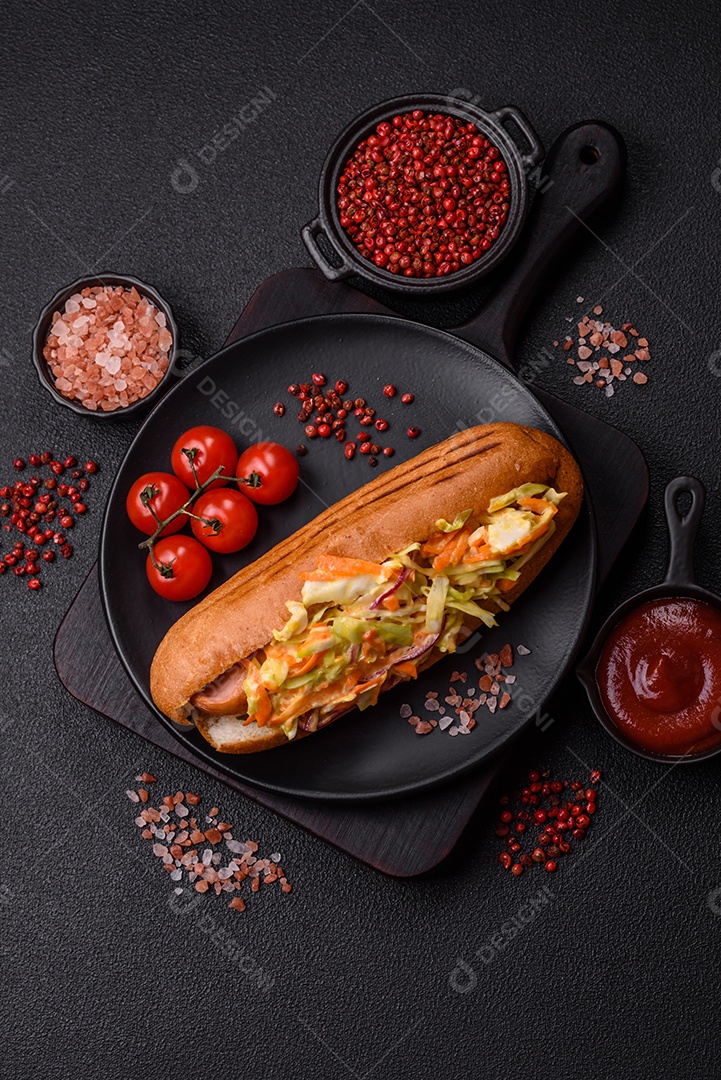 A imagem mostra um cachorro-quente, um prato popular feito com pão e salsicha.