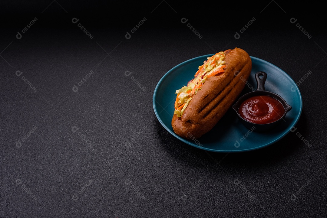 A imagem mostra um cachorro-quente, um prato popular feito com pão e salsicha.