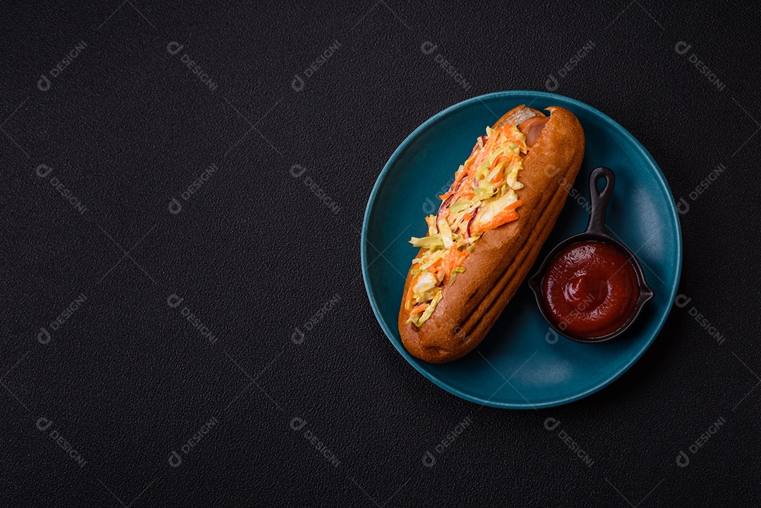 A imagem mostra um cachorro-quente, um prato popular feito com pão e salsicha.