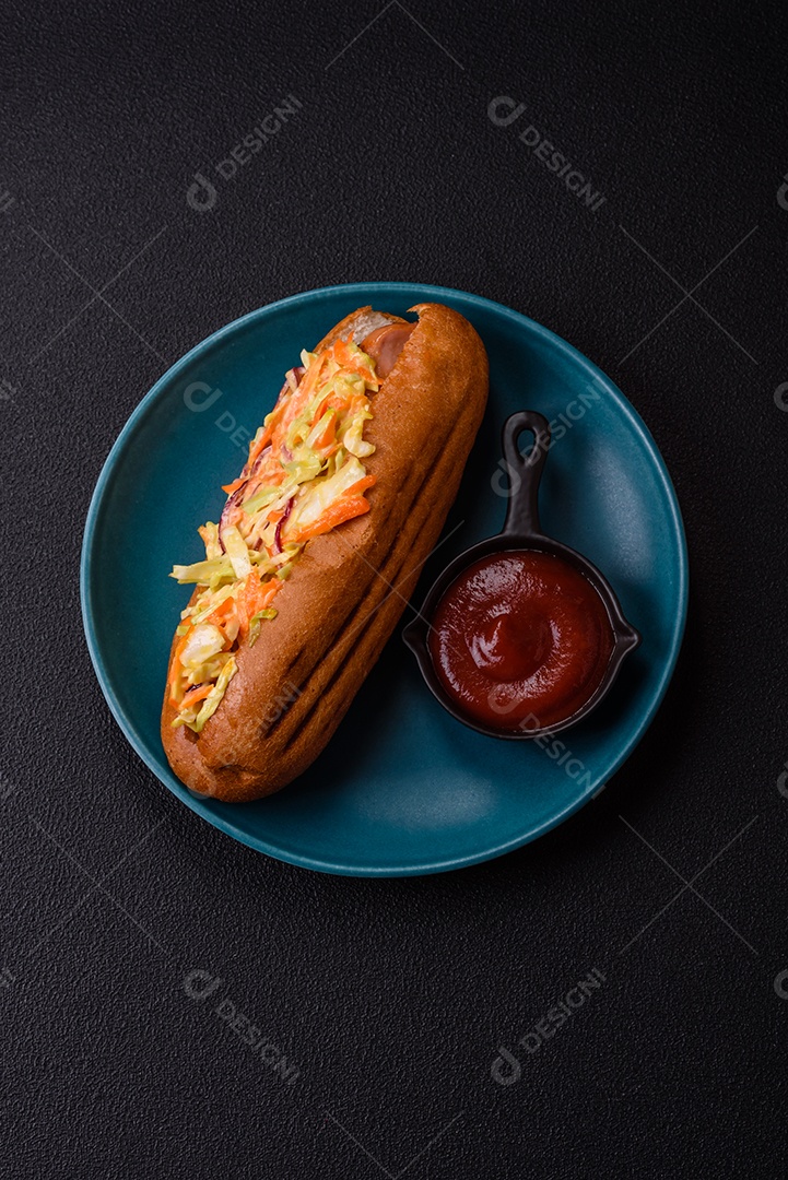 A imagem mostra um cachorro-quente, um prato popular feito com pão e salsicha.