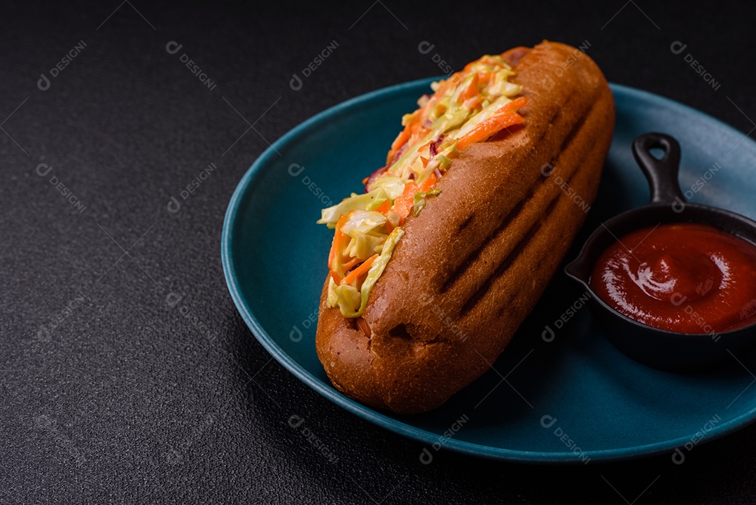 A imagem mostra um cachorro-quente, um prato popular feito com pão e salsicha.