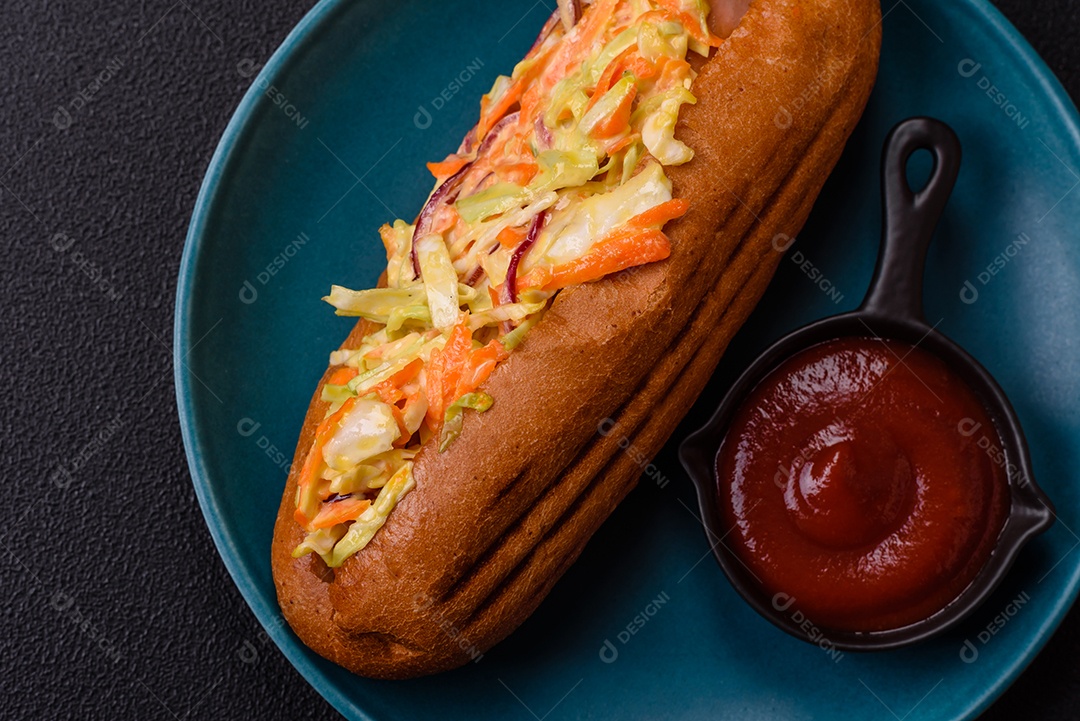 A imagem mostra um cachorro-quente, um prato popular feito com pão e salsicha.