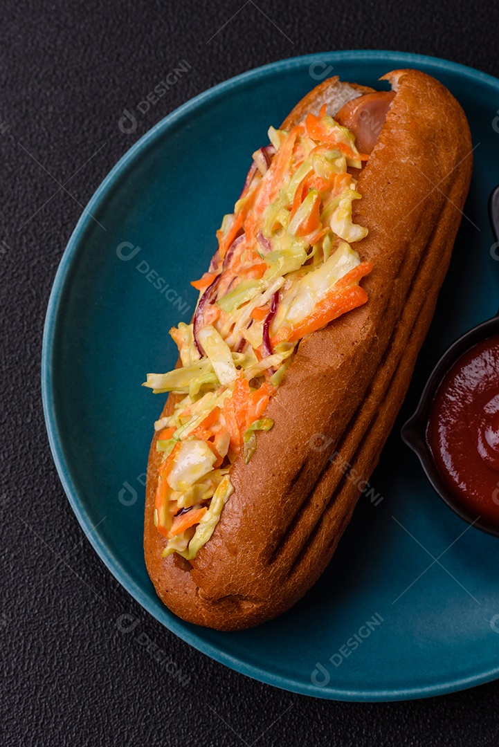 A imagem mostra um cachorro-quente, um prato popular feito com pão e salsicha.