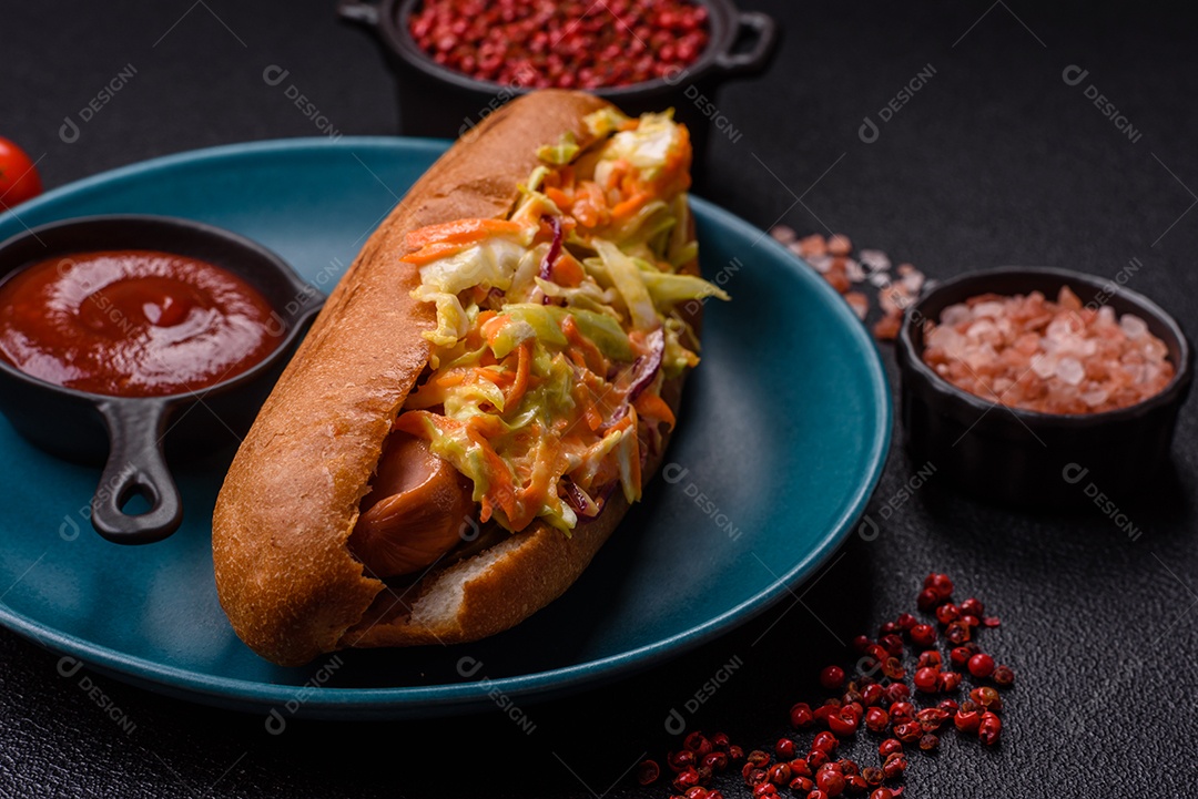A imagem mostra um cachorro-quente, um prato popular feito com pão e salsicha.