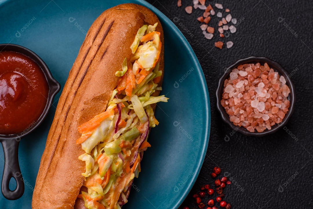 A imagem mostra um cachorro-quente, um prato popular feito com pão e salsicha.