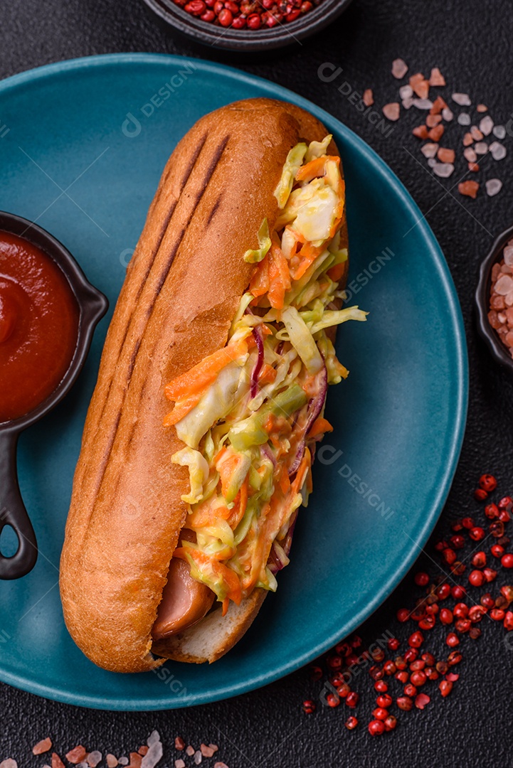 A imagem mostra um cachorro-quente, um prato popular feito com pão e salsicha.