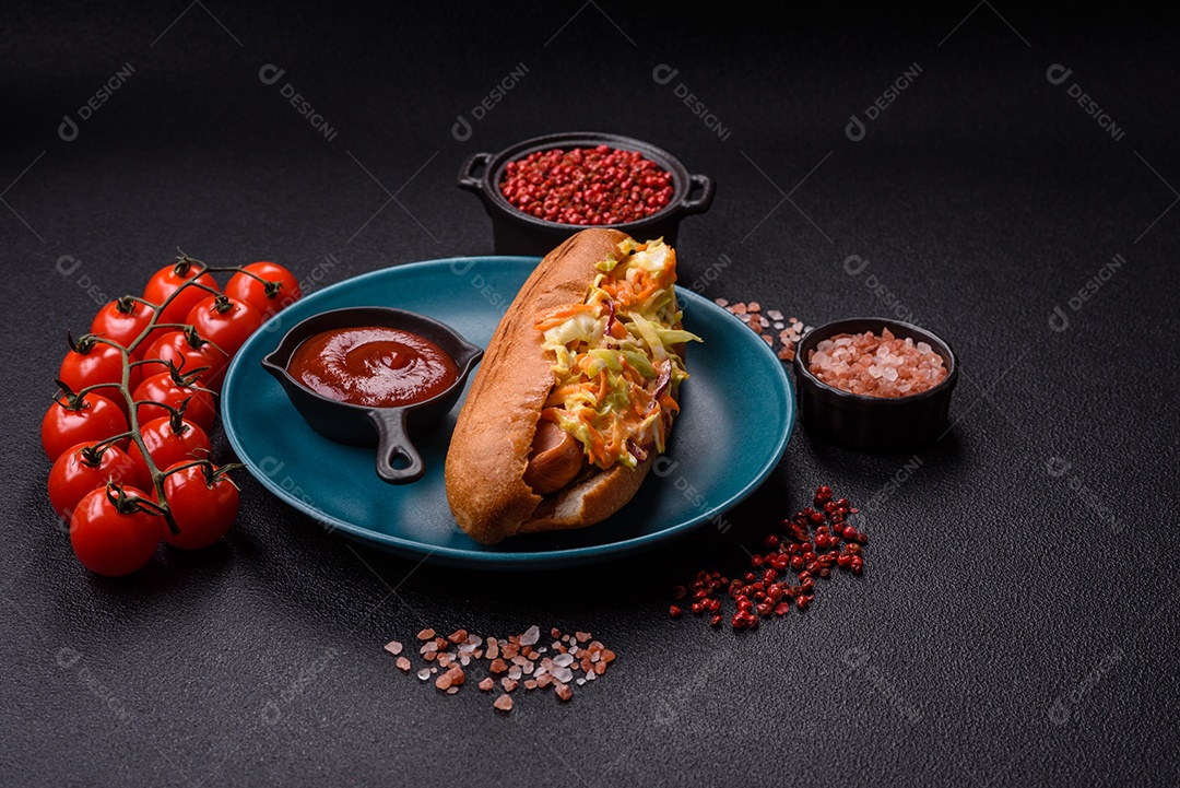 A imagem mostra um cachorro-quente, um prato popular feito com pão e salsicha.