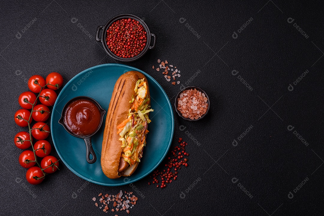 A imagem mostra um cachorro-quente, um prato popular feito com pão e salsicha.